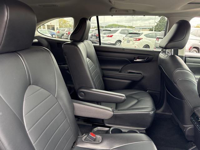 used 2021 Toyota Highlander car, priced at $33,657