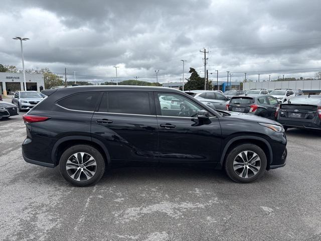 used 2021 Toyota Highlander car, priced at $33,657