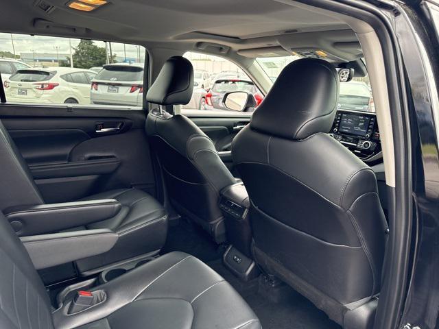 used 2021 Toyota Highlander car, priced at $33,657