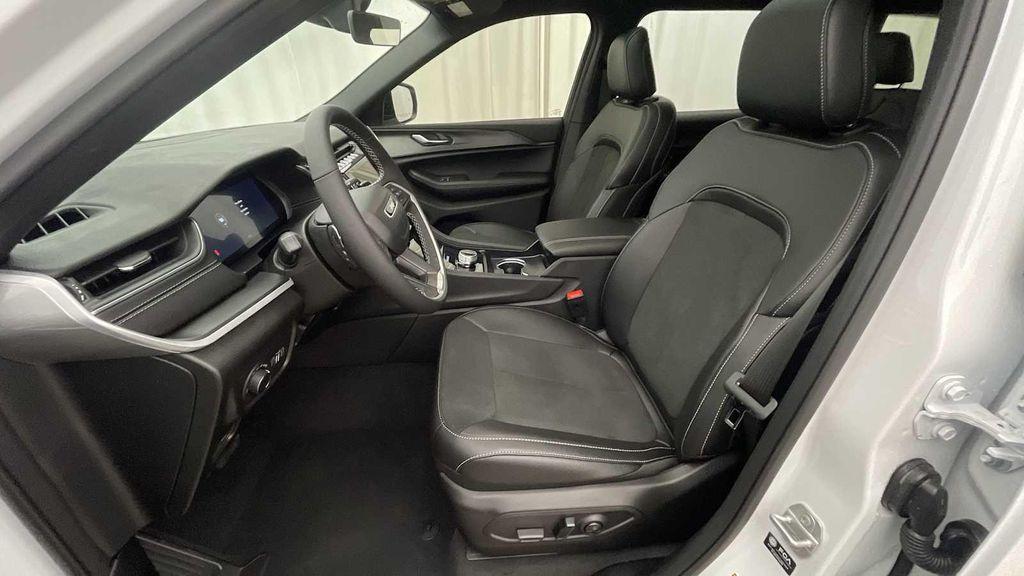 new 2025 Jeep Grand Cherokee L car, priced at $47,904