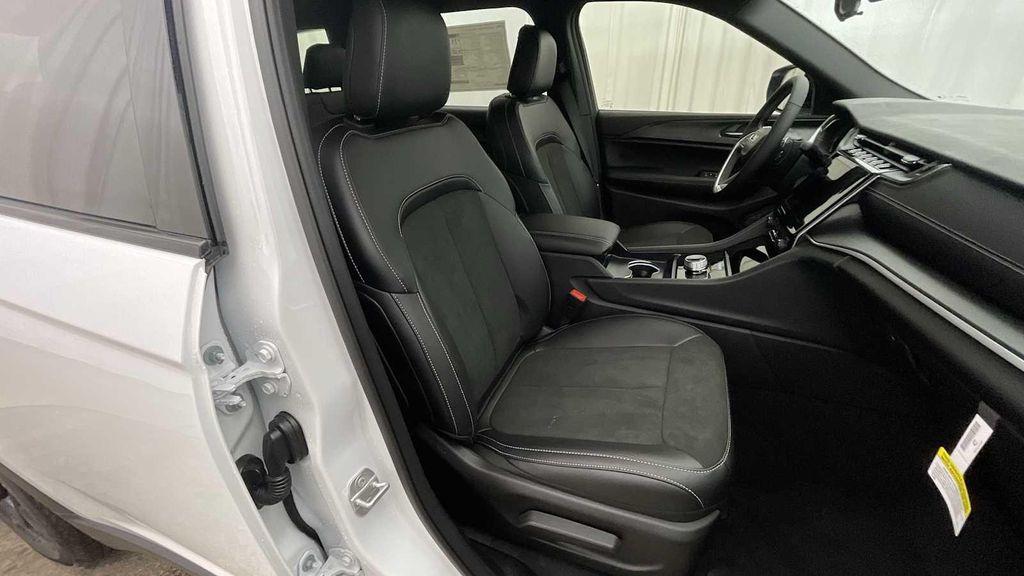 new 2025 Jeep Grand Cherokee L car, priced at $47,904