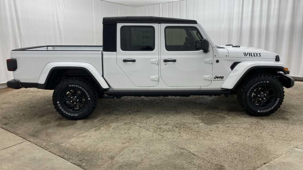 new 2024 Jeep Gladiator car, priced at $44,376