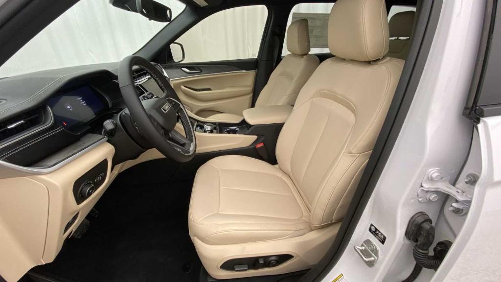 new 2024 Jeep Grand Cherokee car, priced at $48,239