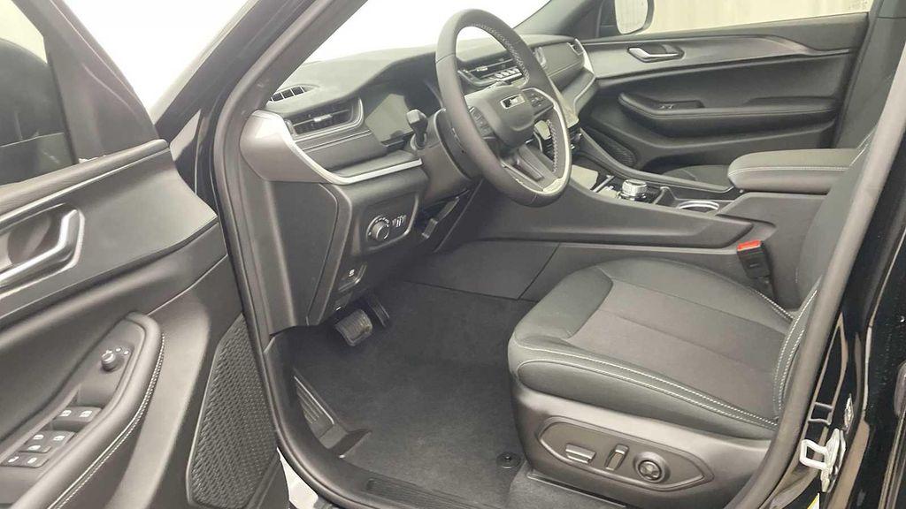 new 2025 Jeep Grand Cherokee car, priced at $38,032
