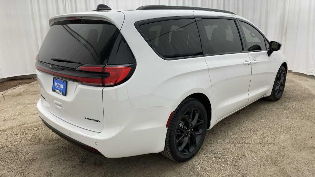 new 2024 Chrysler Pacifica car, priced at $44,808