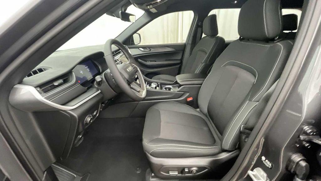 new 2025 Jeep Grand Cherokee car, priced at $37,252