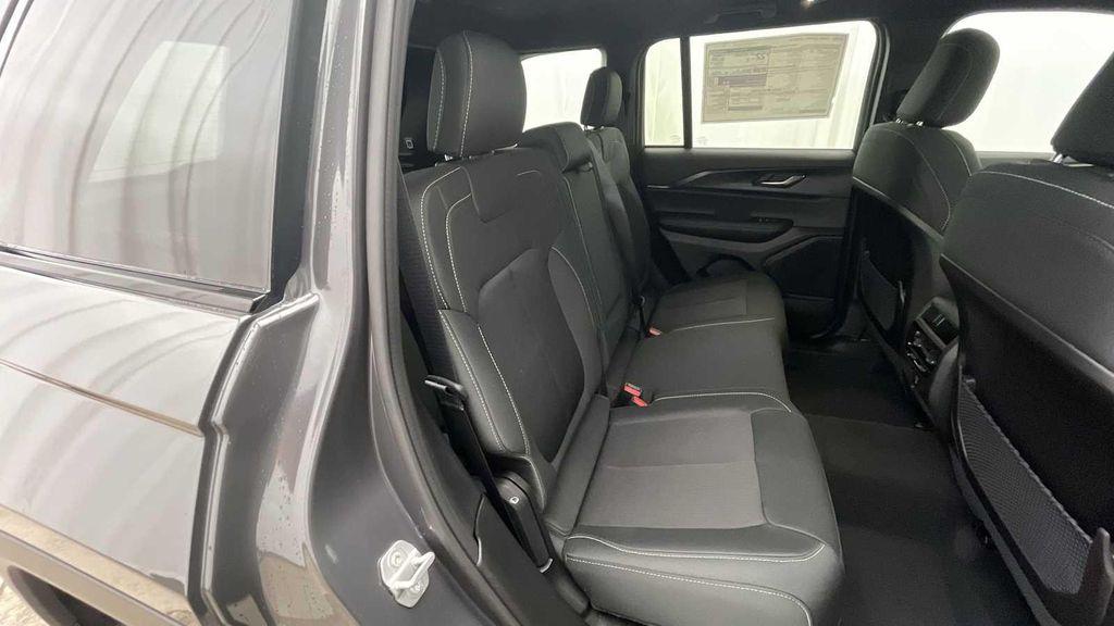 new 2025 Jeep Grand Cherokee car, priced at $37,252