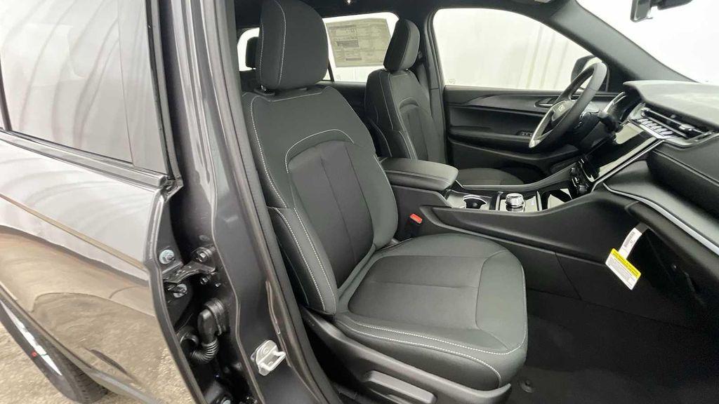 new 2025 Jeep Grand Cherokee car, priced at $37,252
