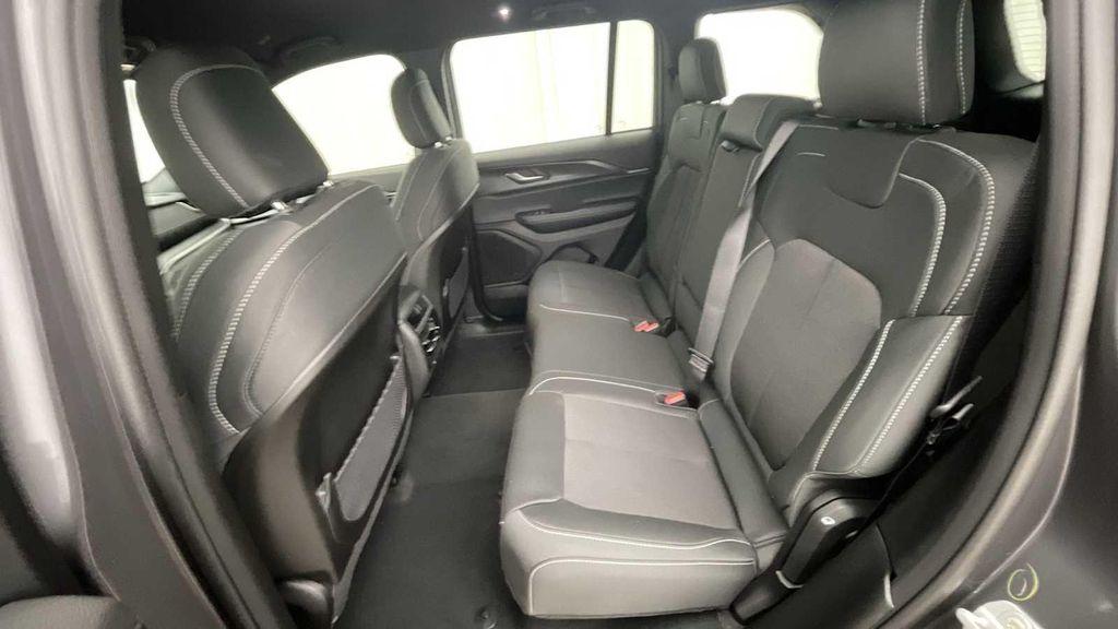 new 2025 Jeep Grand Cherokee car, priced at $37,252