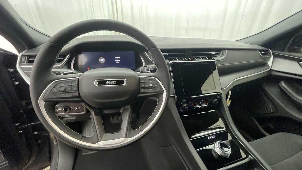 new 2025 Jeep Grand Cherokee car, priced at $37,252