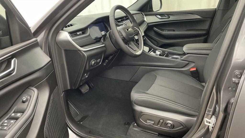 new 2025 Jeep Grand Cherokee car, priced at $37,252