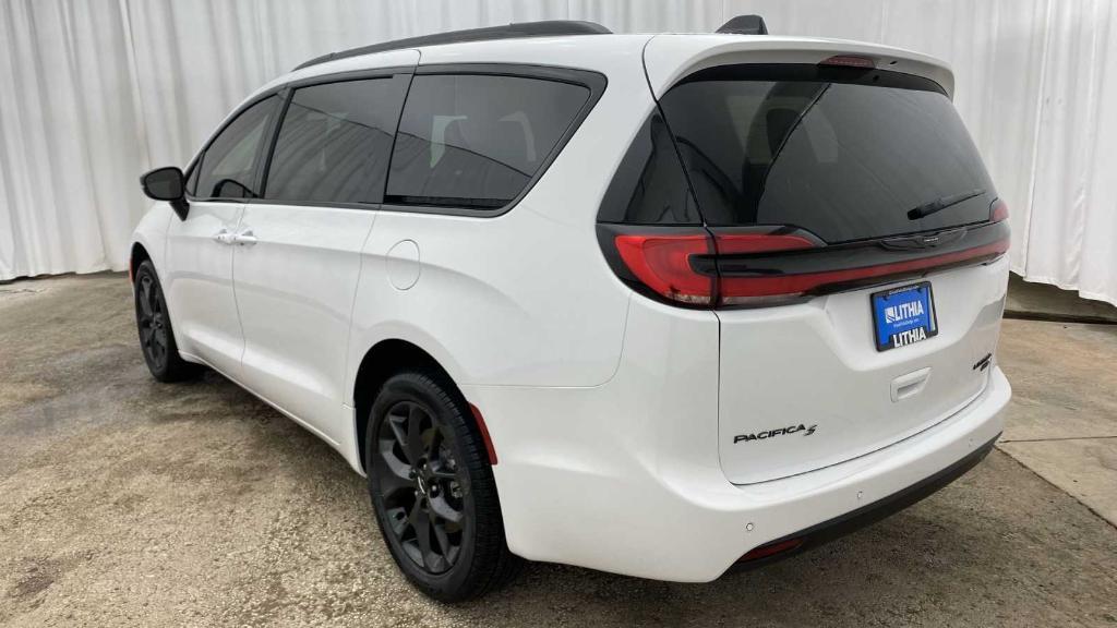 new 2024 Chrysler Pacifica car, priced at $50,732