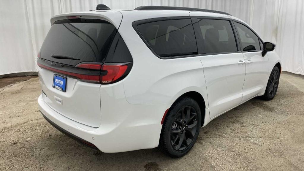 new 2024 Chrysler Pacifica car, priced at $43,344