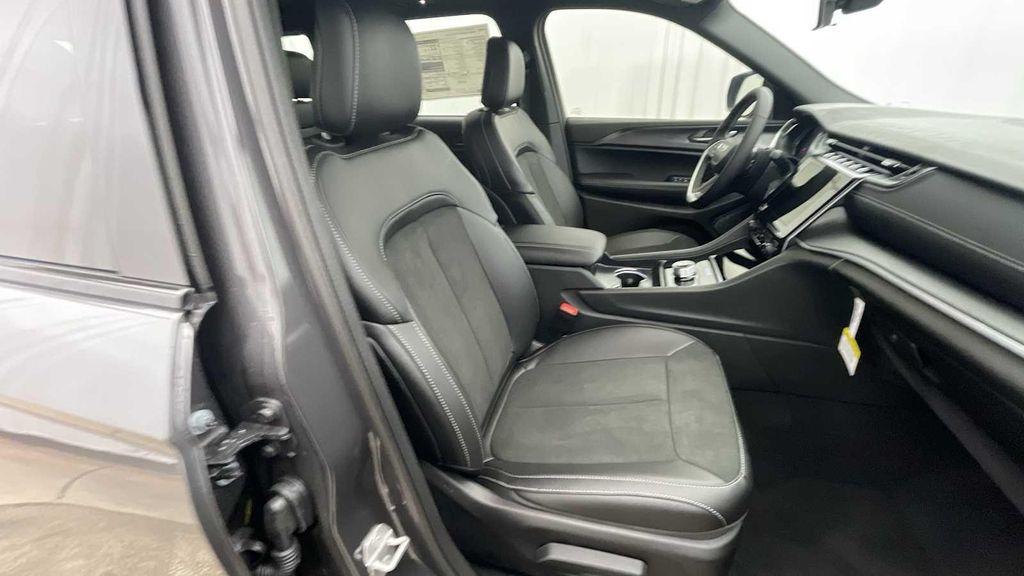 new 2025 Jeep Grand Cherokee car, priced at $44,710