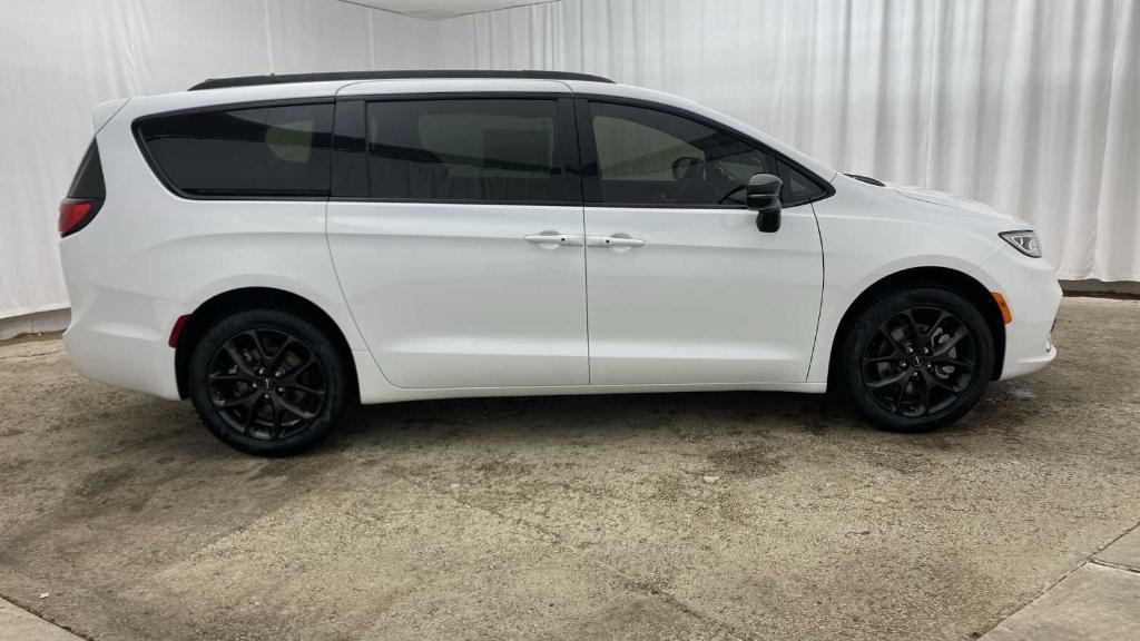 new 2024 Chrysler Pacifica car, priced at $46,216