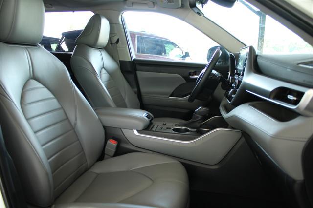 used 2022 Toyota Highlander Hybrid car, priced at $29,999
