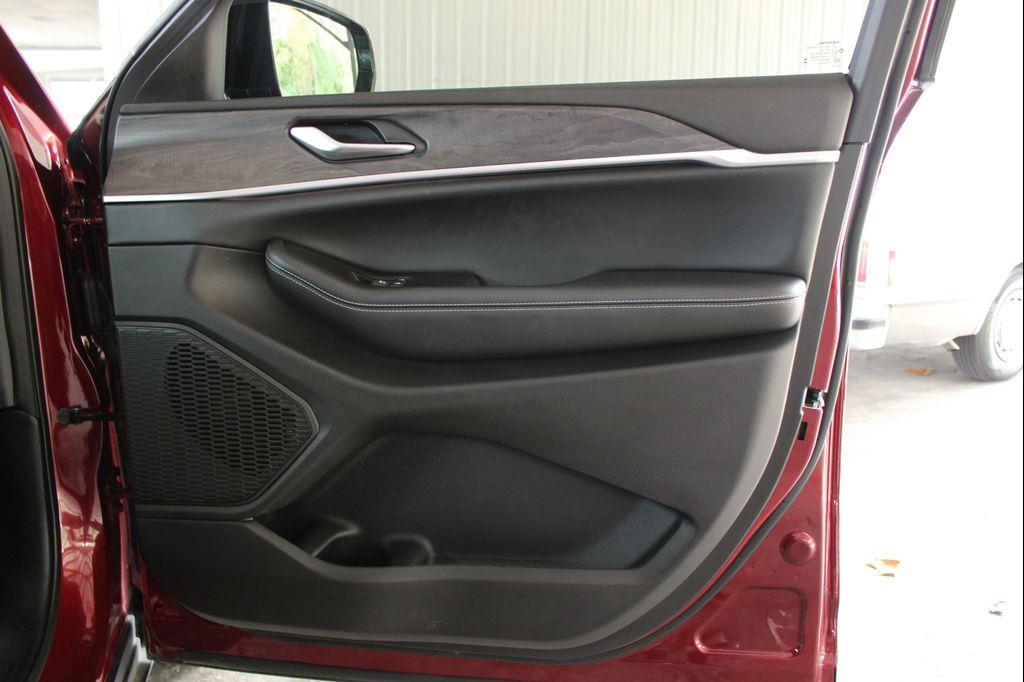 used 2024 Jeep Grand Cherokee car, priced at $36,915