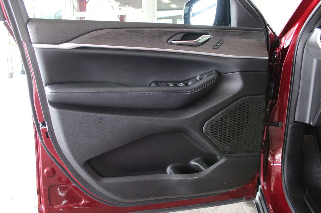 used 2024 Jeep Grand Cherokee car, priced at $36,915