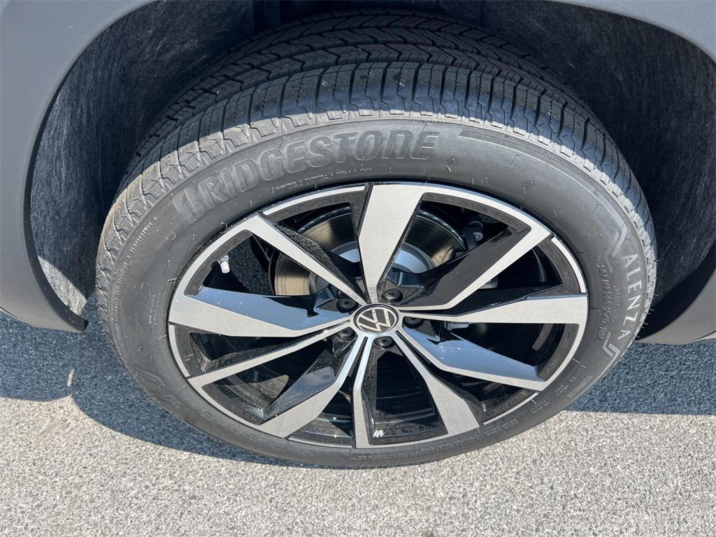 new 2025 Volkswagen Atlas car, priced at $49,913