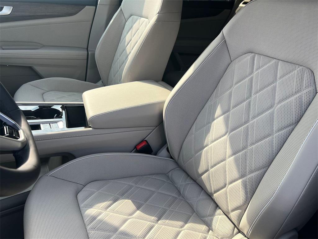 new 2025 Volkswagen Atlas car, priced at $50,086