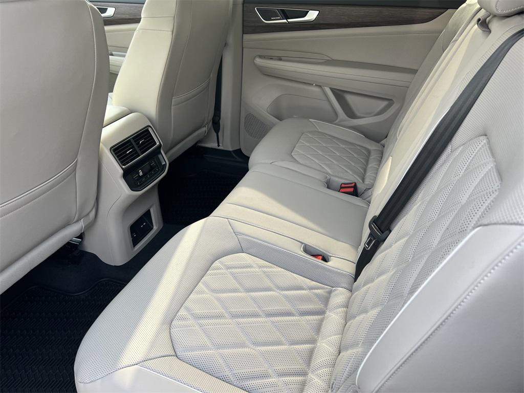 new 2025 Volkswagen Atlas car, priced at $50,086