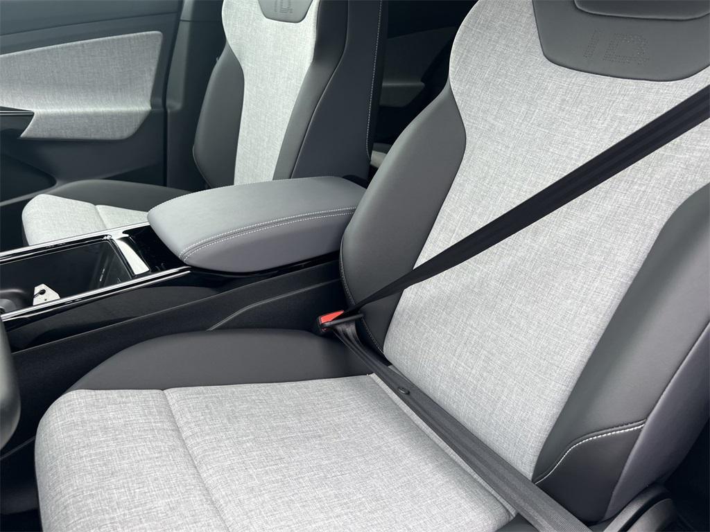 new 2025 Volkswagen ID.4 car, priced at $40,407