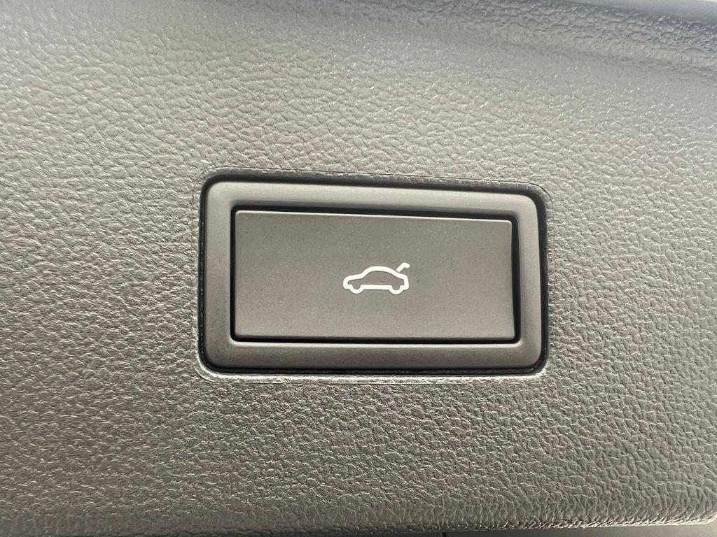 new 2025 Volkswagen Atlas car, priced at $41,118