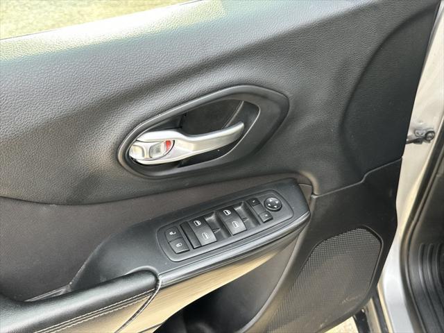 used 2015 Jeep Cherokee car, priced at $5,900
