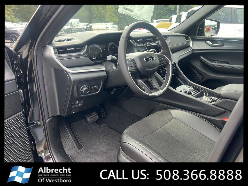 new 2025 Jeep Grand Cherokee car, priced at $40,255