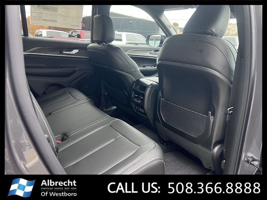 new 2025 Jeep Grand Cherokee car, priced at $47,724