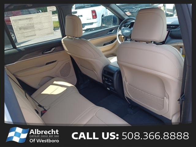 new 2025 Jeep Grand Cherokee car, priced at $39,915