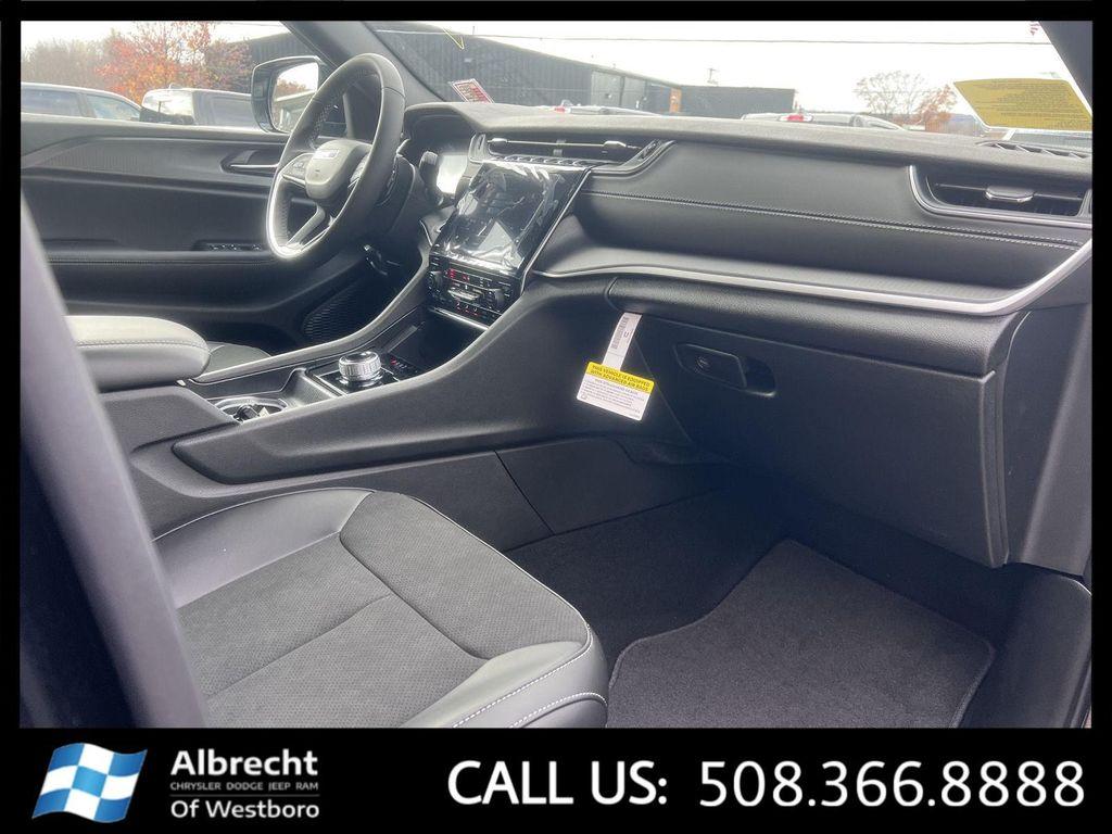 new 2025 Jeep Grand Cherokee car, priced at $42,739