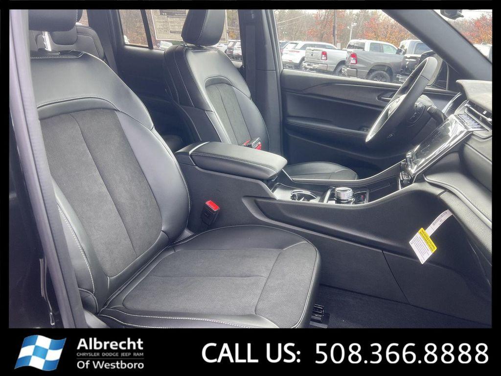 new 2025 Jeep Grand Cherokee car, priced at $42,739