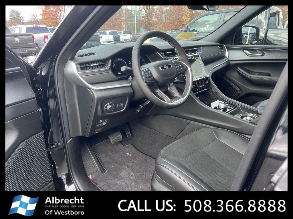 new 2025 Jeep Grand Cherokee car, priced at $42,739