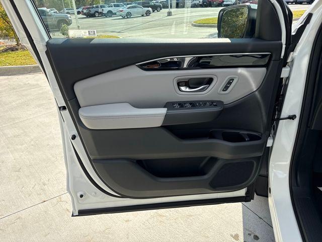 new 2025 Honda Pilot car, priced at $53,750