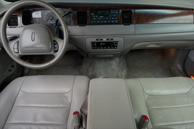 used 2000 Lincoln Town Car car, priced at $5,995