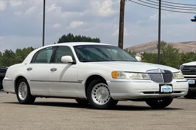 used 2000 Lincoln Town Car car, priced at $5,995