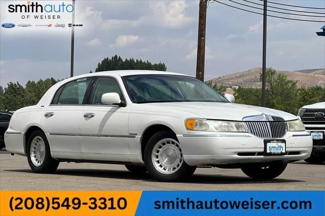 used 2000 Lincoln Town Car car, priced at $5,995