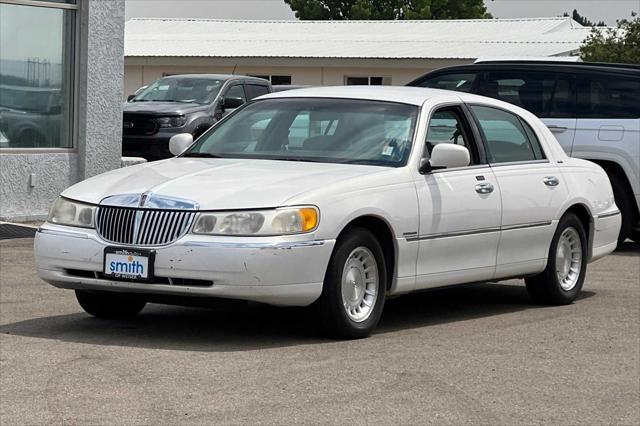 used 2000 Lincoln Town Car car, priced at $5,995