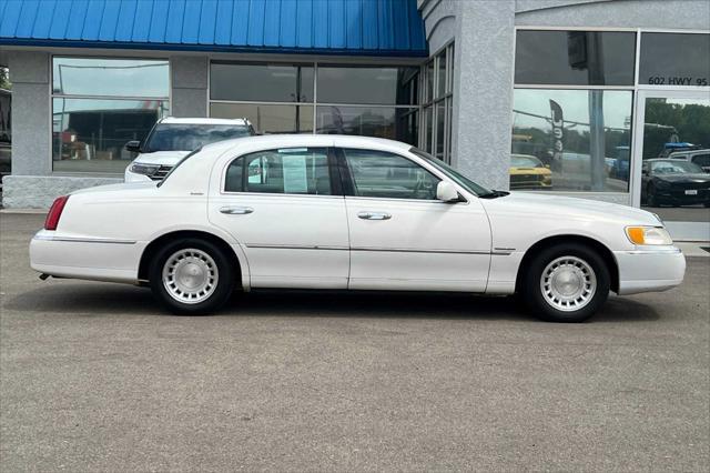 used 2000 Lincoln Town Car car, priced at $5,995