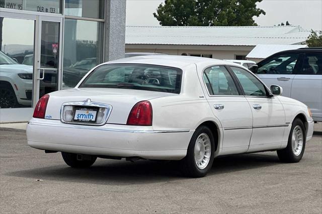 used 2000 Lincoln Town Car car, priced at $5,995