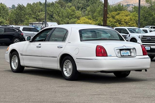 used 2000 Lincoln Town Car car, priced at $5,995