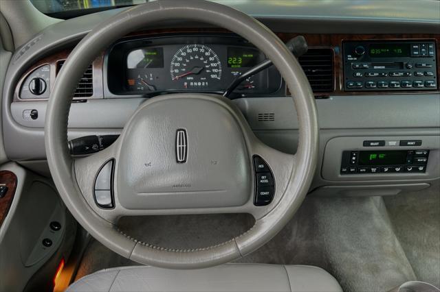 used 2000 Lincoln Town Car car, priced at $5,995