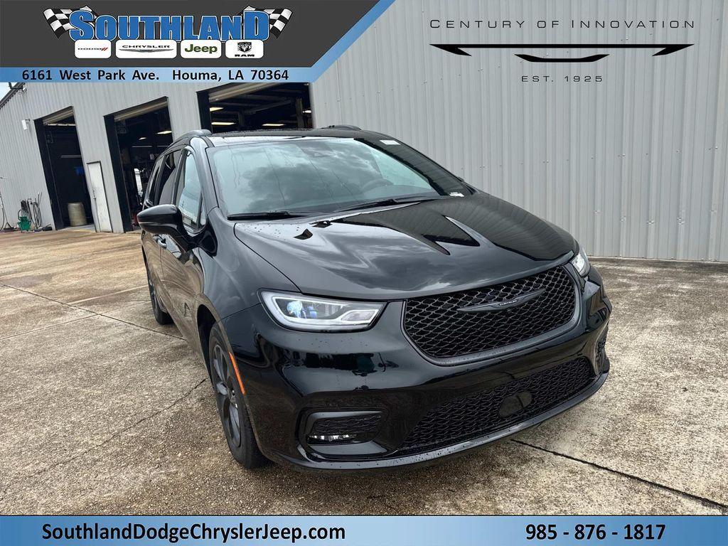 new 2025 Chrysler Pacifica car, priced at $43,238