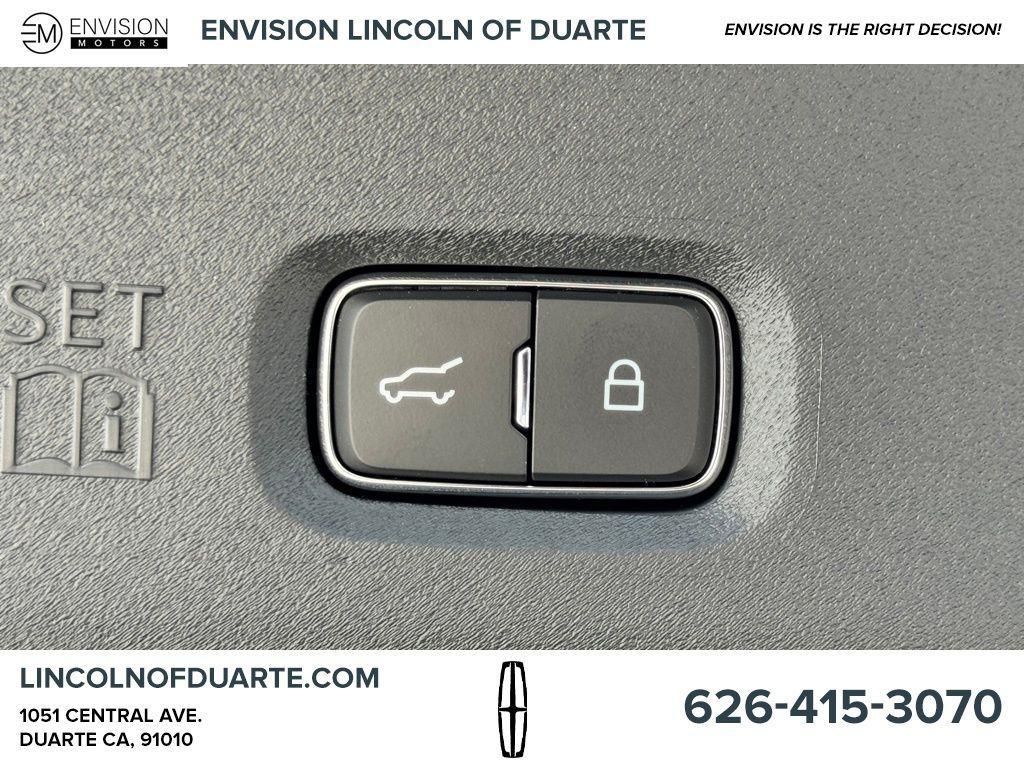 new 2025 Lincoln Navigator car, priced at $123,730