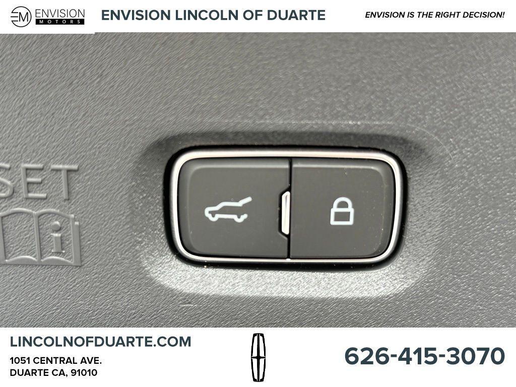 new 2025 Lincoln Navigator car, priced at $105,655