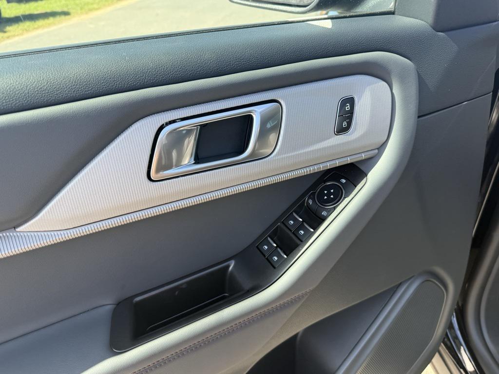 new 2025 Ford Explorer car, priced at $43,277