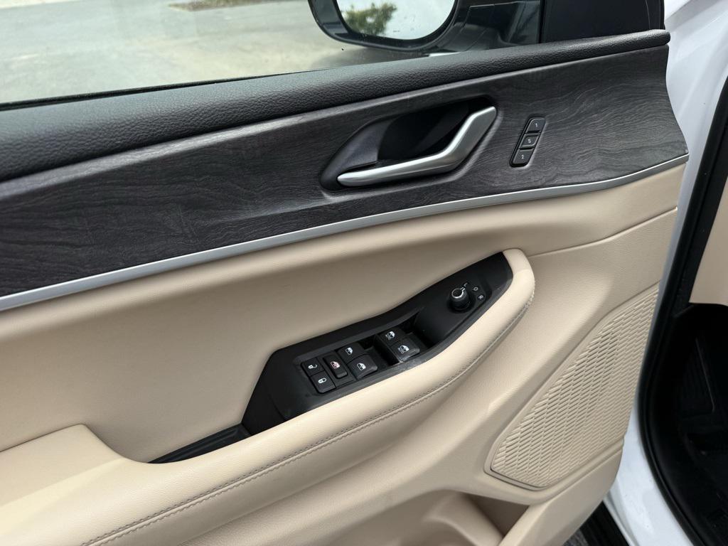 used 2023 Jeep Grand Cherokee car, priced at $29,277