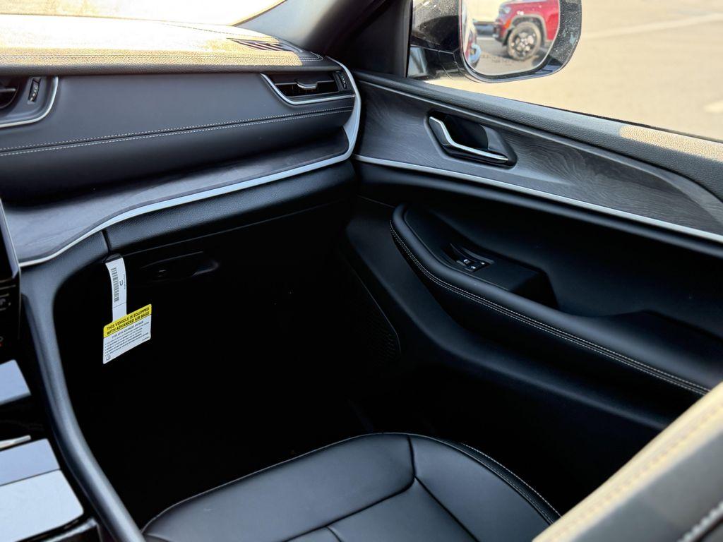 new 2025 Jeep Grand Cherokee car, priced at $41,400