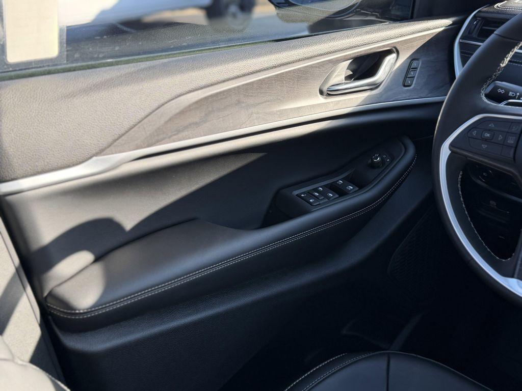 new 2025 Jeep Grand Cherokee car, priced at $41,400